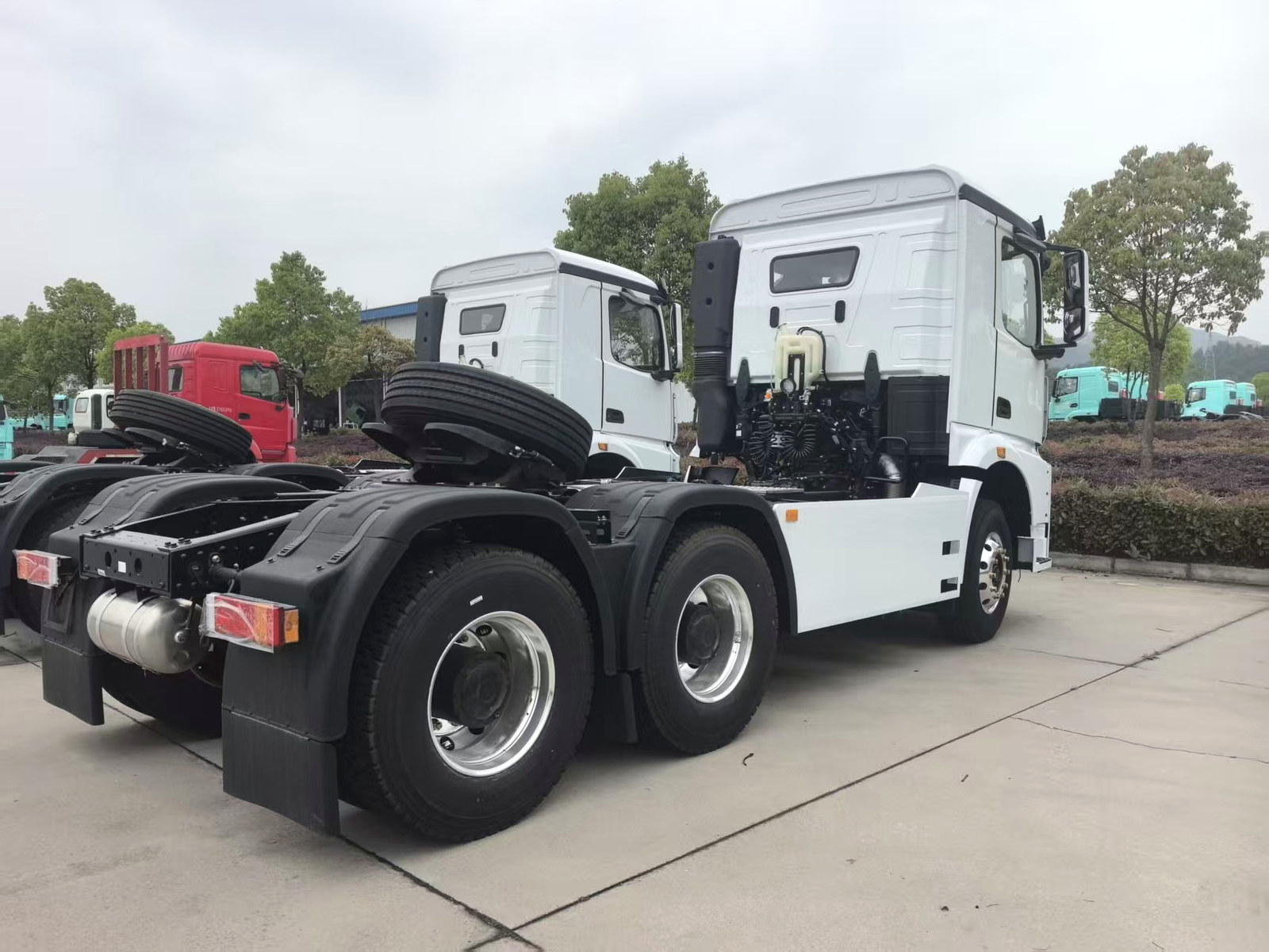 Weichai 6x4 tractor truck rear axle and towing structure