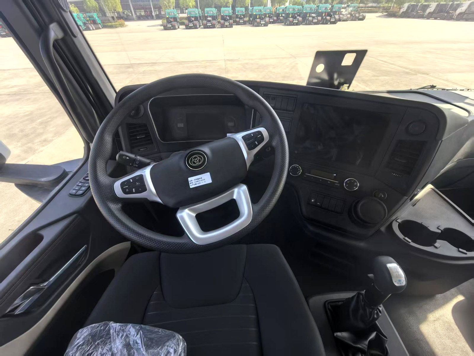 Weichai 6x4 heavy-duty tractor truck driver area