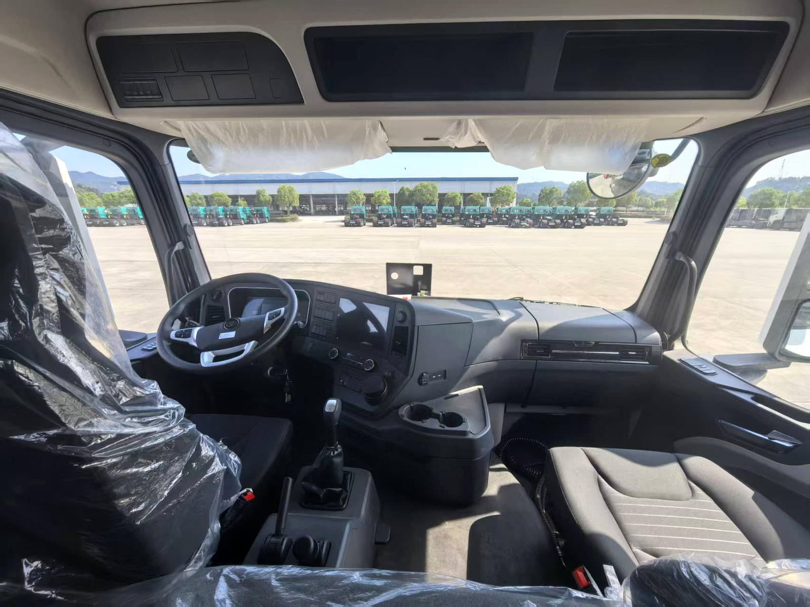 Weichai 6x4 heavy-duty tractor truck cabin interior