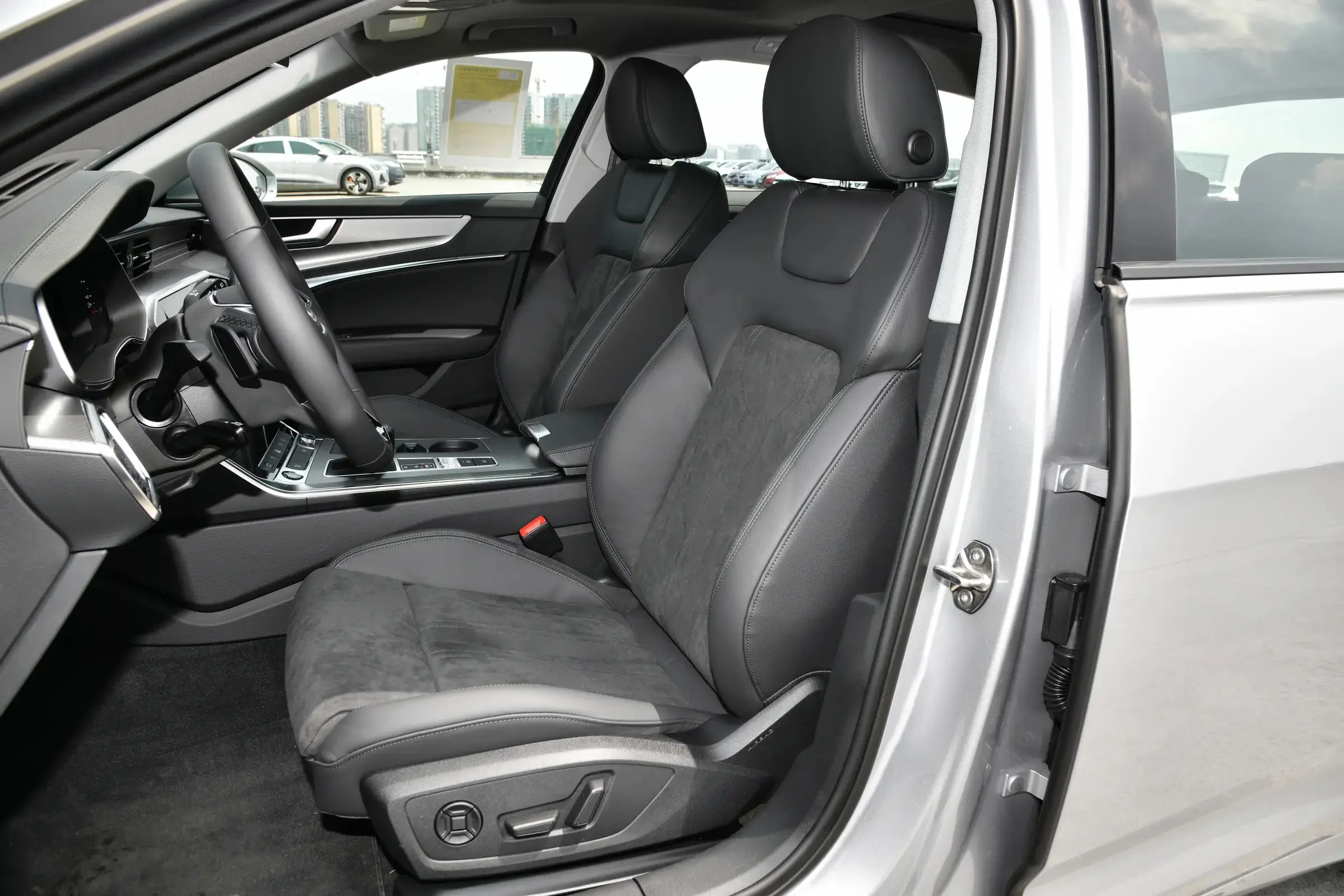 Used car Audi A6L 2023 sedan (9)