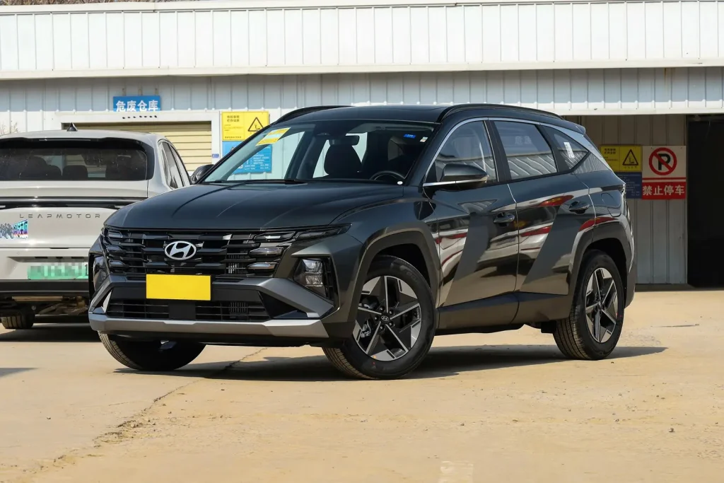 2025 Hyundai Tucson L dark exterior front three-quarter view
