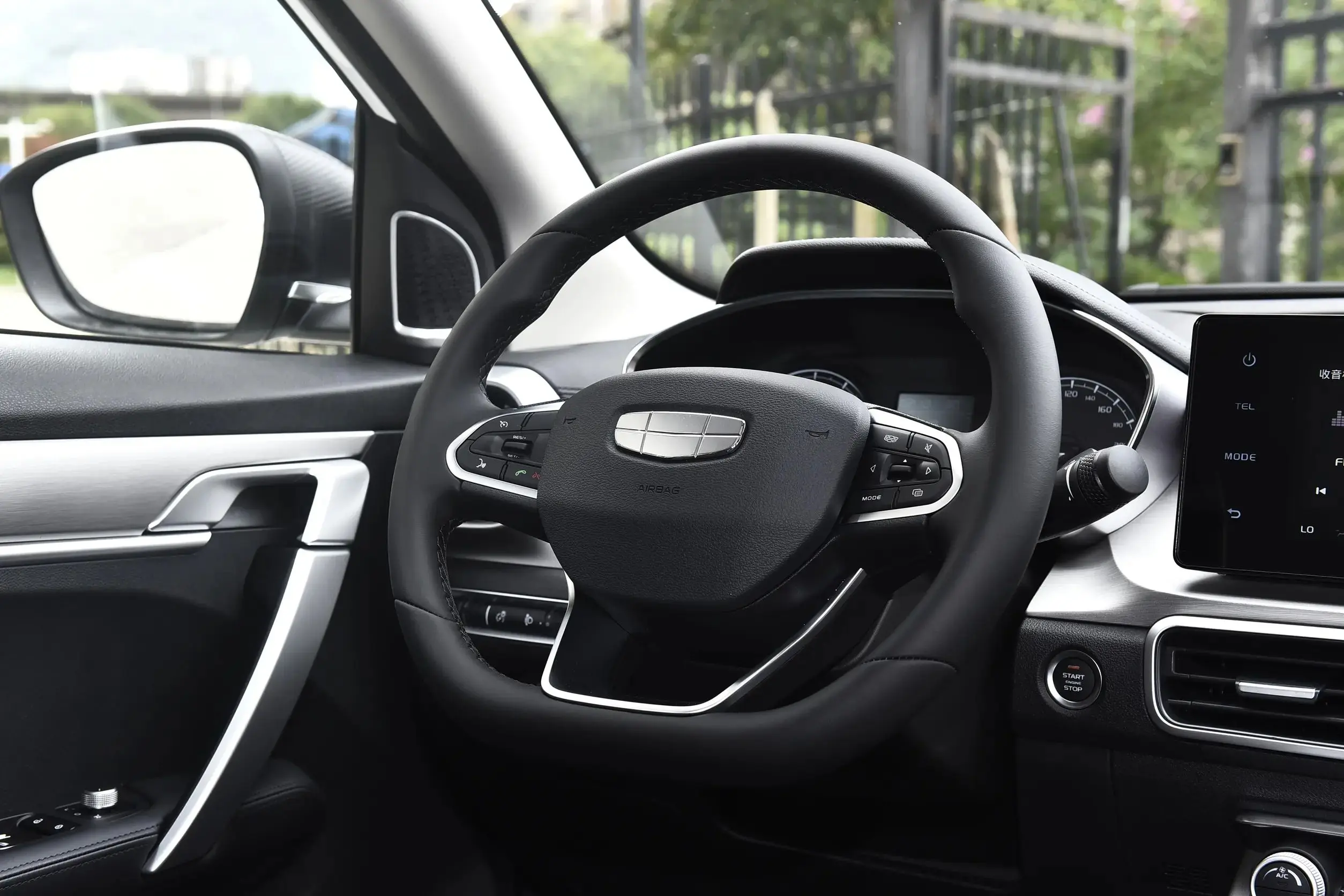 Geely Coolray 12