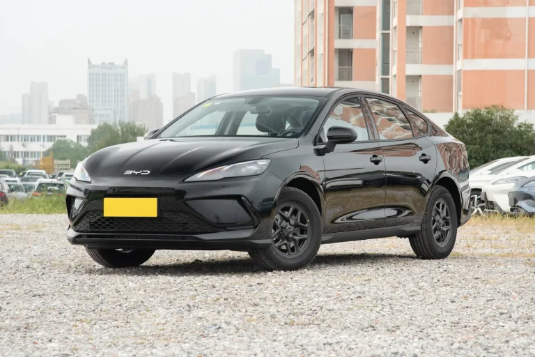 2026 BYD Seal 05 DM-i black front three-quarter view