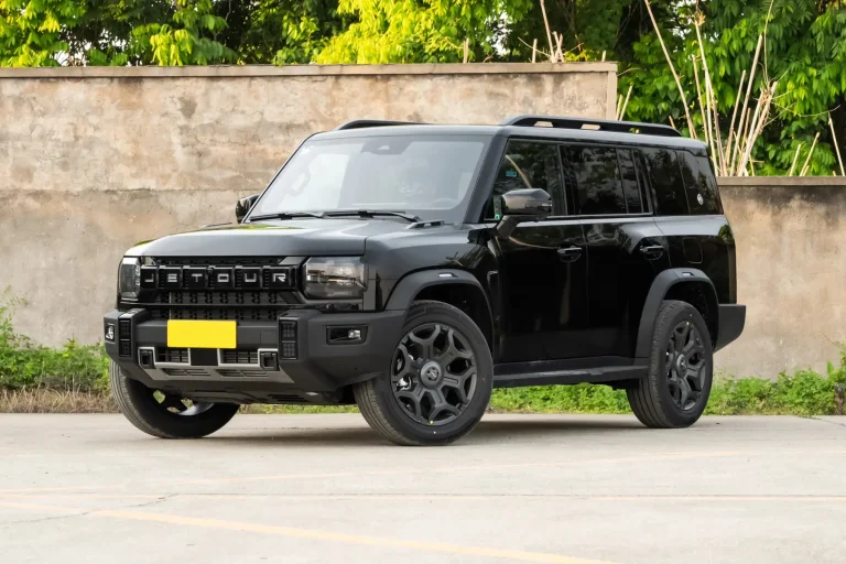 Black 2026 JETOUR Traveller 2.0TD XWD SUV front three-quarter exterior view