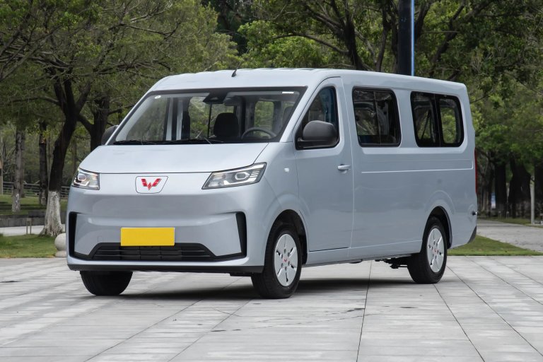 Silver Wuling Yangguang L electric passenger van, front three-quarter view