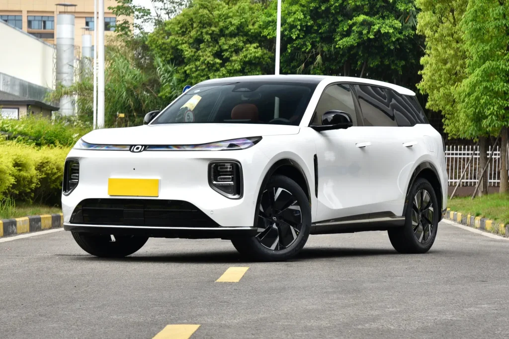 Changan Qiyuan Q07 white front three-quarter view with dark wheels