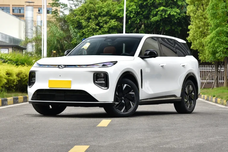 Changan Qiyuan Q07 white front three-quarter view with dark wheels