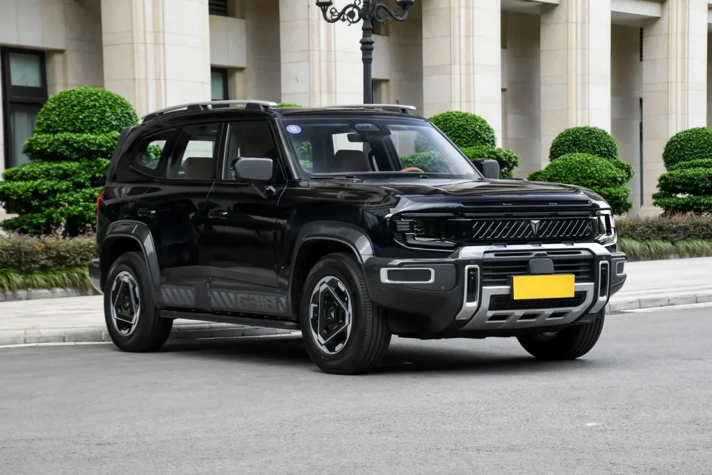 Deepal G318 black SUV opposite front three-quarter view