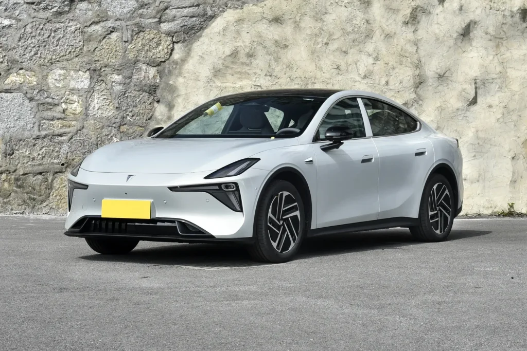 Deepal L06 white front three-quarter exterior
