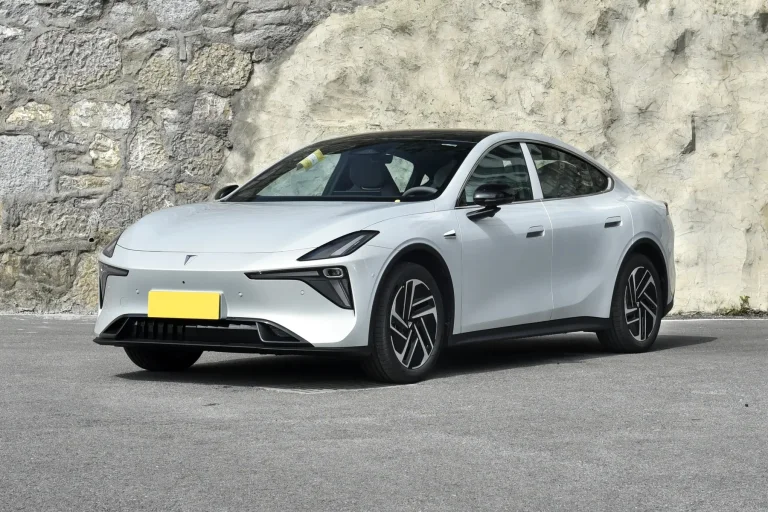 Deepal L06 white front three-quarter exterior