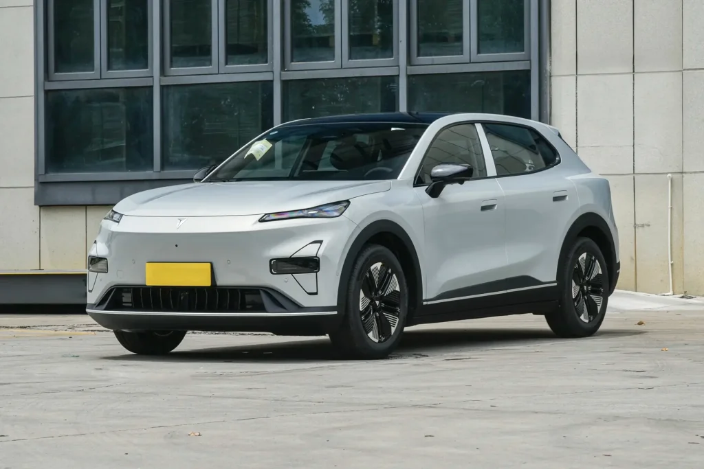 Deepal S05 white front three-quarter view outside a building