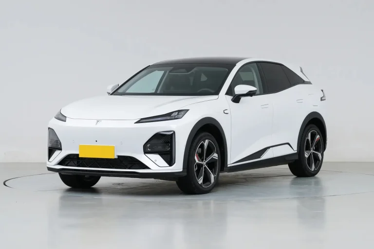 Deepal S07 white front three-quarter studio view