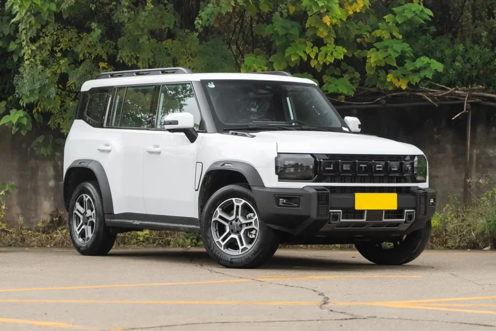 JETOUR Traveller white front three-quarter view